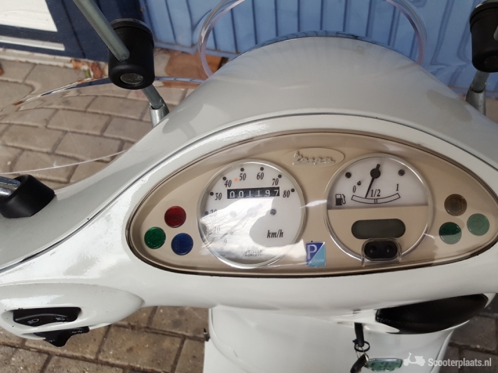 Vespa LX 50 wit